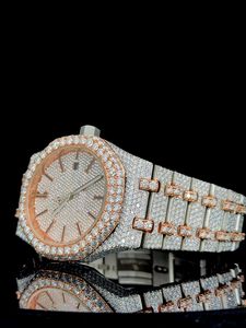 Montre de designer de présentation pour homme fabriquée avec un fermoir caché à bouton-poussoir et une montre en acier inoxydable avec des diamants moissanite - Product Image 5