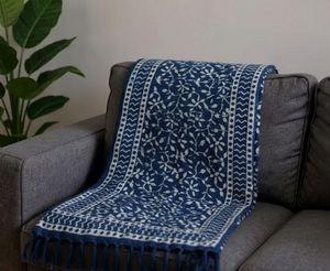 Manta Decorativa para Sofá/Cama, Tejida en Algodón Indio con Estampado Azul Índigo, Ecológica - Product Image 4