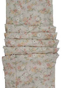 Tissu en coton blanc doux, léger et respirant, imprimé avec des appliques florales 3D, idéal pour la confection de vêtements pour filles, parmi les plus vendus. - Product Image 4