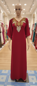 Elegante caftán rojo carmesí con bordados dorados ornamentales y detalles de borlas de perlas. Una opción lujosa para un estilo boutique de alta gama. - Product Image 3