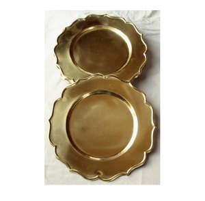 Assiettes de présentation en laiton de style grandiose à bord large, assiettes de base pour la table, arrangement de table haut de gamme pour événements, décoration de réception de mariage - Product Image 3