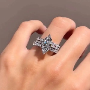 Anillo de Compromiso de Plata 925 con Moissanita Corte Marquesa y Banda Clásica, con Color D y Claridad VVS para Mujer - Product Image 4