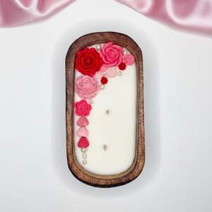 Bougie en cire de soja naturelle TW 2026, coulée dans un bol en bois rustique, double mèche, design ovale. - Product Image 2