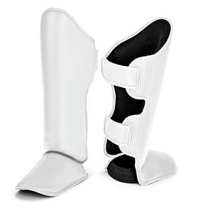 Espinilleras cómodas diseñadas para el entrenamiento, con correas flexibles, resistentes a los golpes y ajustables para un ajuste seguro. - Product Image 1