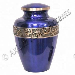 Urna de cremación de latón artesanal con artesanía detallada y una superficie pulida para un tributo digno por Axiom Home Accents - Product Image 2