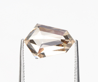 OM GEMS Diamante CVD Cultivado en Laboratorio de 2.0 Ct, Corte Escudo, Color Champán, Certificado IGI, Claridad VVS-VS, Perforado con Láser, Blanco E