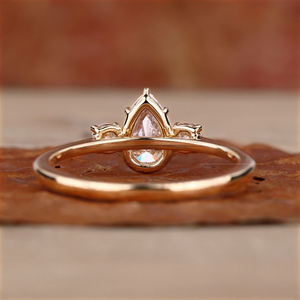 Bague de fiançailles à trois pierres en diamant taille poire 2 carats, bague de mariée minimaliste en or massif pour femme, or 10k/14k/18k - Product Image 5