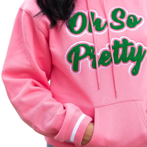 Sweat à capuche unisexe rose « Oh So Pretty » avec broderie chenille lettres grecques – Pull décontracté de qualité supérieure - Product Image 4