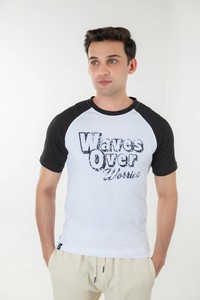 T-shirt streetwear pour homme en jersey de coton épais blanc à manches courtes et col rond avec manches noires, coupe classique - Product Image 3