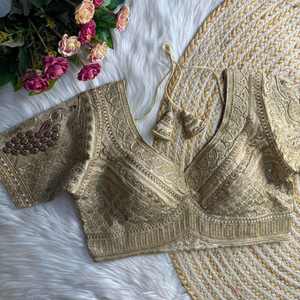 Blouse de mariée traditionnelle de luxe inspirée de Sabyasachi, coupe courte et ajustée, richement ornée de broderies dorées Zari et de sequins, tissée à la main, style romain - Product Image 4