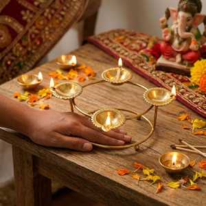 Candélabre circulaire en métal avec supports pour diya, pour les activités religieuses et les décorations festives - Product Image 1