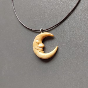 Pendentif en bois en forme de croissant de lune avec visage sculpté, fabriqué en bois naturel pour accessoires de bijoux de style bohème - Product Image 5
