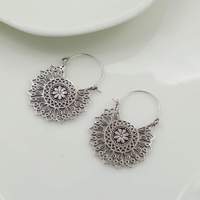 Boucles d'oreilles créoles pendantes pour femme, motif floral bohème, en alliage plaqué argent antique, bijoux fantaisie