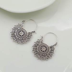 Boucles d'oreilles créoles pendantes pour femme, motif floral bohème, en alliage plaqué argent antique, bijoux fantaisie - Product Image 6