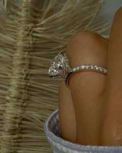 Bague de Fiançailles Solitaire 2,5 carats en Diamant de Laboratoire Scintillant Taille Coussin, Sertie à Griffes et Pavé, pour Demande en Mariage et Alliances, en Or Massif 14K 18K - Product Image 4