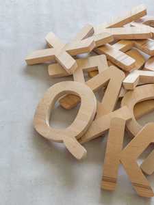 Décoration d'intérieur moderne en bois naturel sculpté, écologique, durable, lettres carrées faites à la main, artisanat - Product Image 4