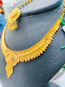 สร้อยคอทองคำแท้ 22K ลายดอกไม้สำหรับผู้หญิง เครื่องประดับงานหมั้นและงานแต่งงานทันสมัย ได้รับการรับรองจาก BIS - Product Image 4