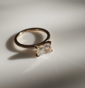 แหวนเพชรทรงรัศมี 1.50 กะรัต เพาะเลี้ยงในห้องปฏิบัติการ ตัวเรือนทองคำขาว 14K แบบ 4 กรงเล็บ วงแหวนหนา 1.8 มม. ความสะอาดระดับ VS+ สี D-F ได้รับการรับรองจาก IGI - Product Image 5