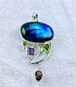 Pendentif de créateur en labradorite bleue naturelle - Bijou en argent sterling avec breloque goutte multi-pierres (améthyste, péridot, spinelle) - Product Image 2