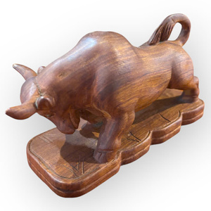 Une statue de buffle exquisamment sculptée, en bois de santal, est présentée. - Product Image 3