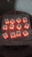 Desde Indonesia, estas briquetas se producen solo con cáscaras de coco y garantizan una calidad de primera.