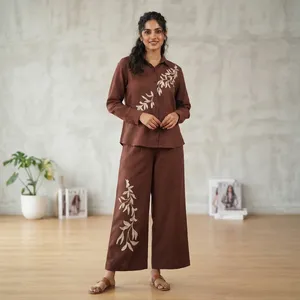 Conjunto de camisa y pantalones de algodón bordado marrón para mujer, manga larga, cuello vuelto, corte holgado, informal, para todas las estaciones - Product Image 1