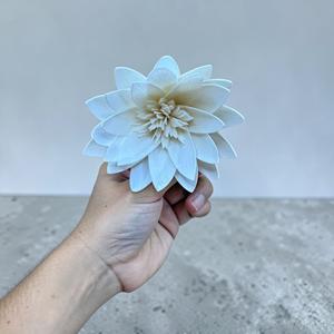 Flores de Madera Sola VADEE, Hechas a Mano, Sostenibles, Flor de Loto Blanca, Tamaño 8.5 CM, Varilla de Fibra Vegetal de Sesbania - Product Image 4