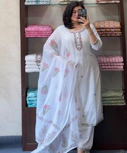 Conjunto de Top y Pantalón con Bordado Fancy Georgette Butti y Dupatta, Ropa de Oficina, Precio al por Mayor, Prenda Étnica Blanca - Product Image 2