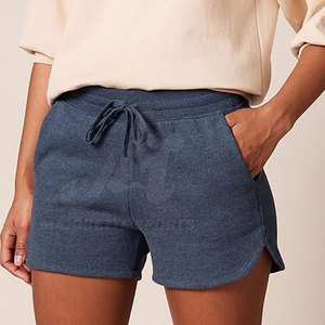 Shorts de performance élégants pour femmes, conçus pour l'extérieur, avec des imprimés graphiques numériques audacieux, en tissu respirant et confortable. - Product Image 6