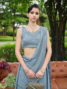 ชุดเลเฮนกาพรีเมียมแบบเย็บด้วยมือพร้อมผ้าคลุมไหล่ติดตัวและเสื้อปักลาย - Product Image 3