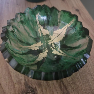 ชามเรซิ่นสีเขียวทำมือ รูปทรงกลีบดอกไม้ ของตกแต่งกลางโต๊ะ ชามศิลปะสีรุ้ง ของตกแต่งบ้านที่ไม่เหมือนใคร |   ของขวัญ - Product Image 1
