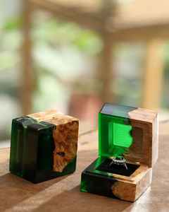 Boîte à bague de fiançailles personnalisée, faite à la main en résine et bois, cadeau unique pour demande en mariage et mariage - Product Image 2