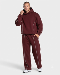 Ensemble de survêtement surdimensionné bordeaux pour homme, personnalisé OEM, avec lignes contrastées, en molleton de coton de qualité supérieure, comprenant un sweat à capuche et un pantalon de survêtement à jambes larges - Product Image 1