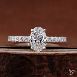 Bague de fiançailles ovale intemporelle en diamant de laboratoire 1 carat, sertie en cathédrale avec pavé, certifiée IGI, en or blanc 10K - Product Image 1