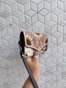 Nouvelle pochette en cuir artisanal de créateur avec motif tournesol, en peau de bœuf à poils, style bohème, avec bandoulière pour usage quotidien - Product Image 2