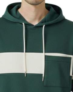 Camiseta con Capucha de Manga Corta Verde Oscuro Personalizada para Hombre con Bolsillo de Contraste, Estilo Casual Urbano, Top Pullover, Venta al por Mayor OEM - Product Image 5
