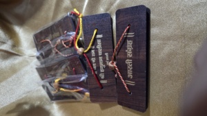 Livrets dévotionnels reliés en bois, probablement contenant le Hanuman Chalisa ou divers Aartis, souvenirs spirituels, cadeaux de mariage - Product Image 2