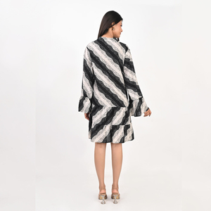 Robe en coton à imprimé floral élégant, col en V, manches longues, taille ajustable avec lien, ourlet asymétrique, mode bohème décontractée d'été - Product Image 4