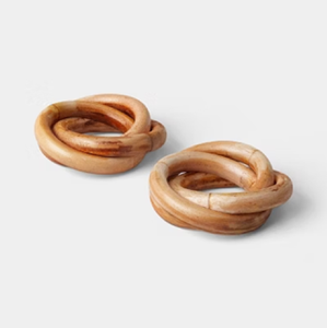 Porta servilletas de ratán de madera ligera con anillos entrelazados, ideales para cenas minimalistas, disponibles a precios de mayorista. - Product Image 1