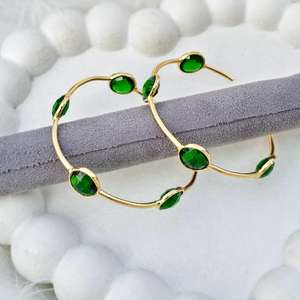 Pendientes de Aro de Plata de Ley 925 con Cuarzo Esmeralda y Baño de Oro de 14K, Diseño Redondo con Corte Checker y Piedras Preciosas, Tipo Huggies - Product Image 2