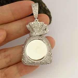 Colgante de Lujo en Plata 925 con Forma de Bolsa de Dinero, Incrustaciones de Diamantes, Corte Brillante Redondo, Unisex - Product Image 2