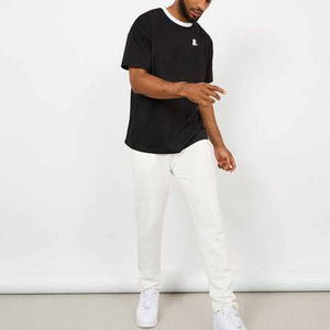 T-shirt à manches courtes pour homme, noir uni, col rond, avec bordure contrastée blanche, style décontracté, tissu jersey - Product Image 5