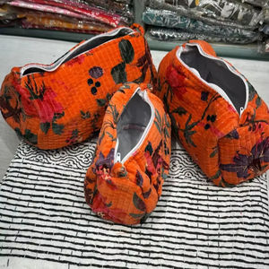 Ensemble de 3 trousses de toilette en velours matelassé imprimé, pochettes cosmétiques indiennes - Product Image 1