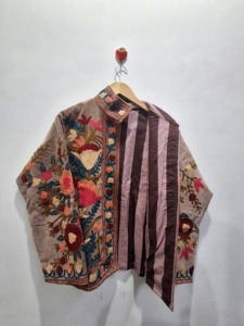 Chaqueta de Terciopelo Bordada con Motivos Florales, Prenda de Lujo para Mujer, Terciopelo Color Durazno, Diseño Artesanal, Precio al por Mayor - Product Image 3