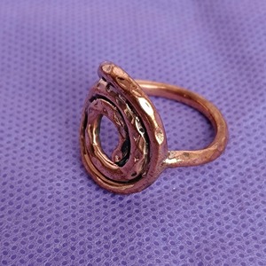 Bague en cuivre faite à la main, accessoire au design simple, finition lisse et expérience de port confortable au quotidien, idéale comme cadeau - Product Image 2