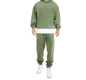 Survêtement au design sportif moderne et à la finition soignée, idéal pour l'entraînement, la course à pied, la salle de sport, les équipes sportives et le quotidien. - Product Image 1