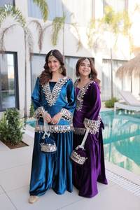 Elegante Ensemble Kurta con Salwar Farshi, Silhouette a Gamba Larga, Realizzato in India per Amanti dello Stile Etnico Moderno - Product Image 4