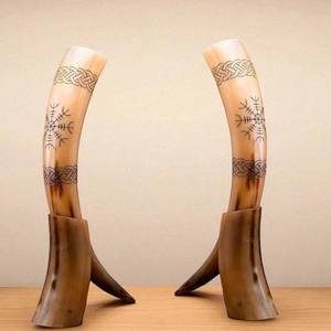 Cuerno Vikingo Artesanal Estilo Nórdico con Runas Grabadas, Taza de Cuerno de Buey Real con Soporte para Regalo o Decoración - Product Image 2