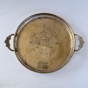 Plateau de service décoratif traditionnel en laiton pour événements culturels et fonctions religieuses avec un design artisanal complexe - Product Image 1