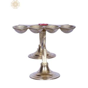 Aarti Diya en laiton de 9 pouces fait à la main avec quatre mèches petit accessoire ethnique fabriqué en Inde - Product Image 2